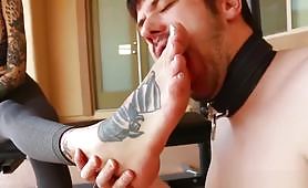 Foot slave worshipping Dom's feet during a gym workout