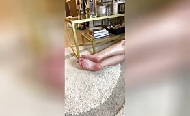 Feetbysvett Oiled feet laying down side by side